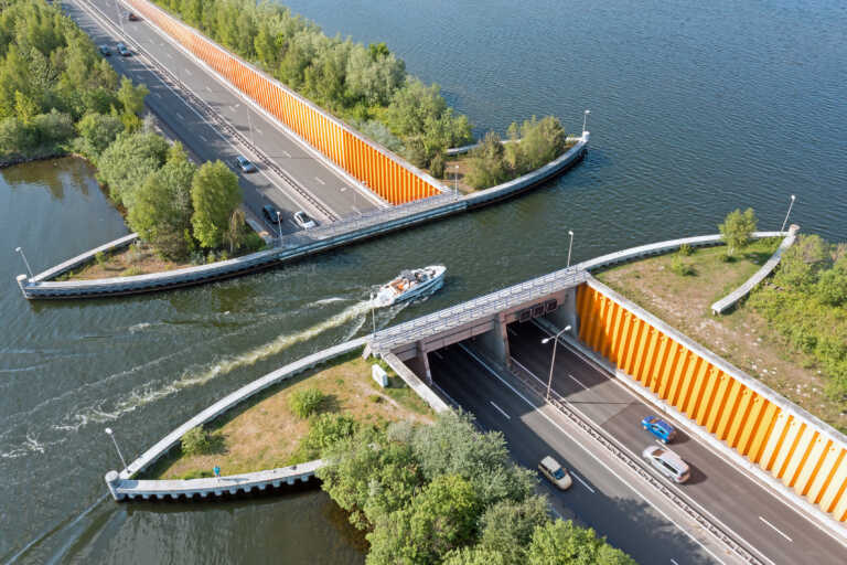 Η υδάτινη γέφυρα στην Ολλανδία που τα αυτοκίνητα «βυθίζονται» μέσα στο νερό