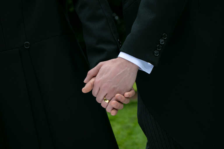 Δημοσιεύτηκε η πρώτη αγγελία για γάμο ομόφυλου ζευγαριού στην Ελλάδα - Θα παντρευτούν στη Νέα Σμύρνη