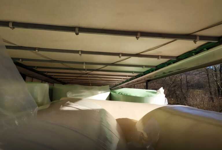 Εικόνες από φορτηγό στην Ημαθία που διακινητής μεταναστών είχε καταφέρει να κρύψει 10 ανθρώπους