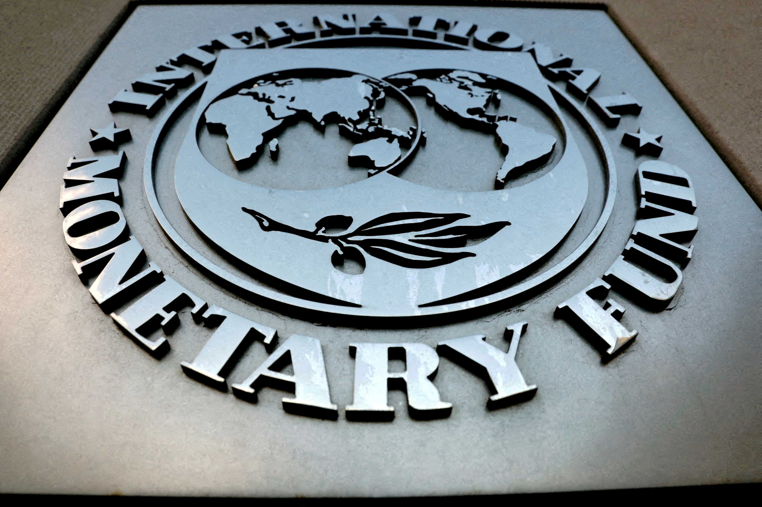 ΔΝΤ: Μειώθηκε στο μισό η «μαύρη» οικονομία στην Ελλάδα
