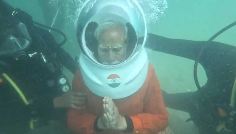 Ο πρωθυπουργός της Ινδίας Ναρέντρα Μόντι φόρεσε σκάφανδρο και προσευχήθηκε στον βυθό της θάλασσας