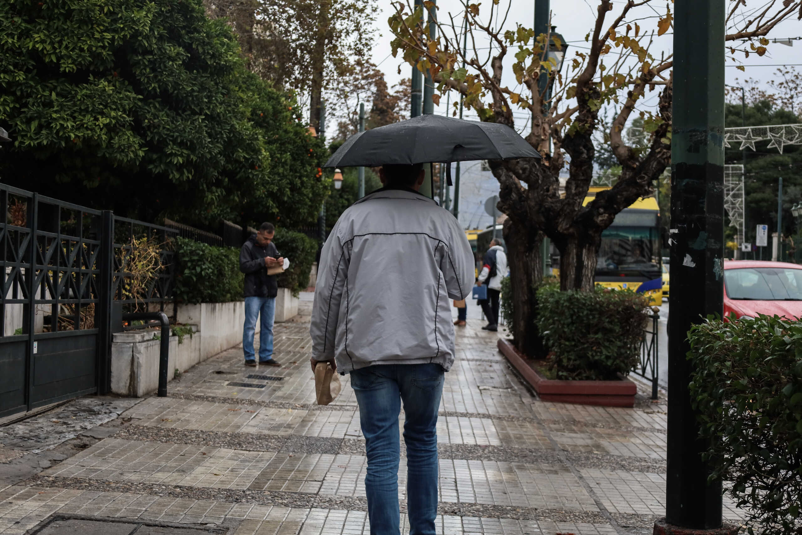 Κόσμος περπατά κατά την διάρκεια βροχόπτωσης στο κέντρο της Αθήνας, Τρίτη 10 Ιανουαρίου 2023.
(ΚΩΣΤΑΣ ΤΖΟΥΜΑΣ