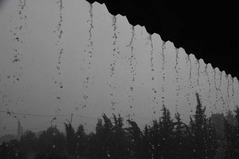 Ισχυρές βροχές και καταιγίδες «σφυροκοπούν» τα βορειοδυτικά - Πώς θα εξελιχθεί η κακοκαιρία τις επόμενες ώρες