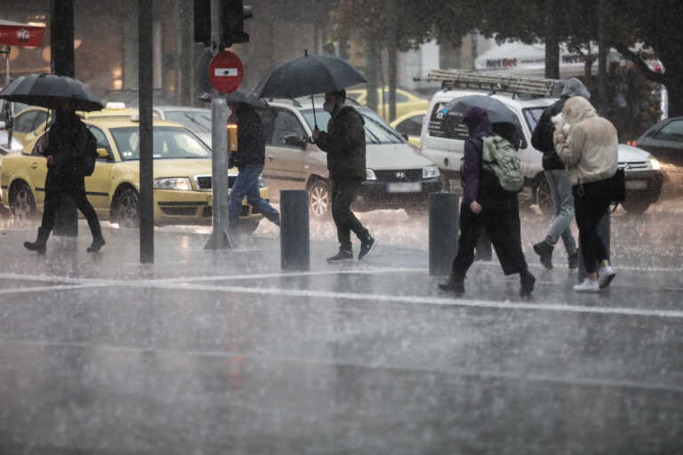 Βροχές και σποραδικές καταιγίδες με πτώση θερμοκρασίας – Πού θα υπάρχουν έντονα φαινόμενα