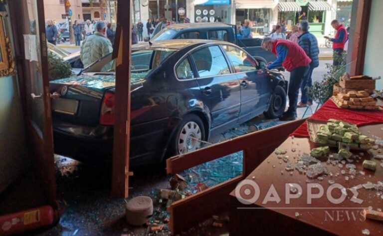 Αυτοκίνητο κατέληξε μέσα σε ζαχαροπλαστείο της Καλαμάτας μετά από «τρελή» πορεία και τροχαίο