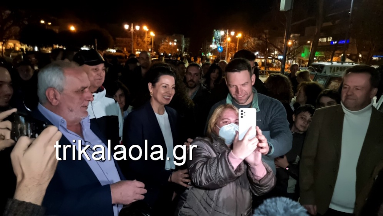 Περιοδεία Κασσελάκη στην πόλη των Τρικάλων – Υποδοχή με σέλφι και χειραψίες