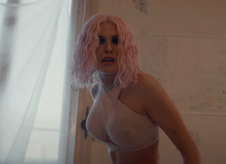 Κατερίνα Λιόλιου: Εντυπωσιακή με ροζ μαλλιά και αλυσοδεμένη στο νέο της video clip «Νοικιάστηκε»