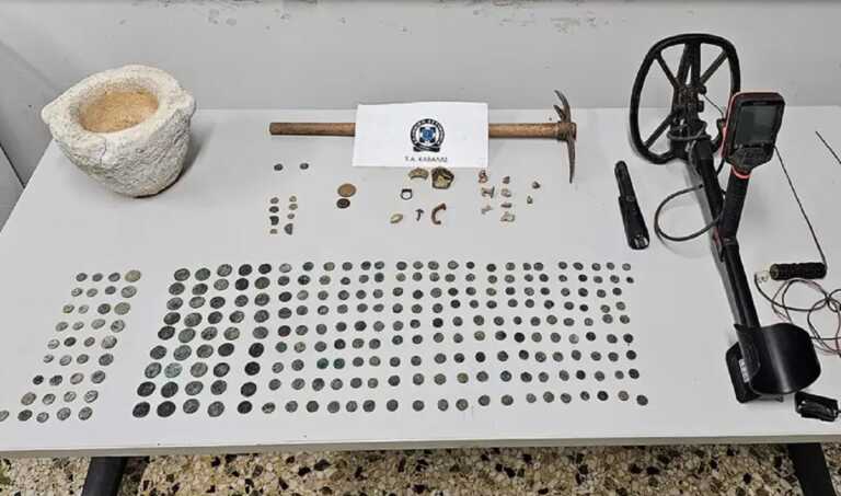 Συνελήφθη αρχαιοκάπηλος στην Καβάλα – Βρέθηκαν αρχαία νομίσματα, αντικείμενα και ανιχνευτές μετάλλων