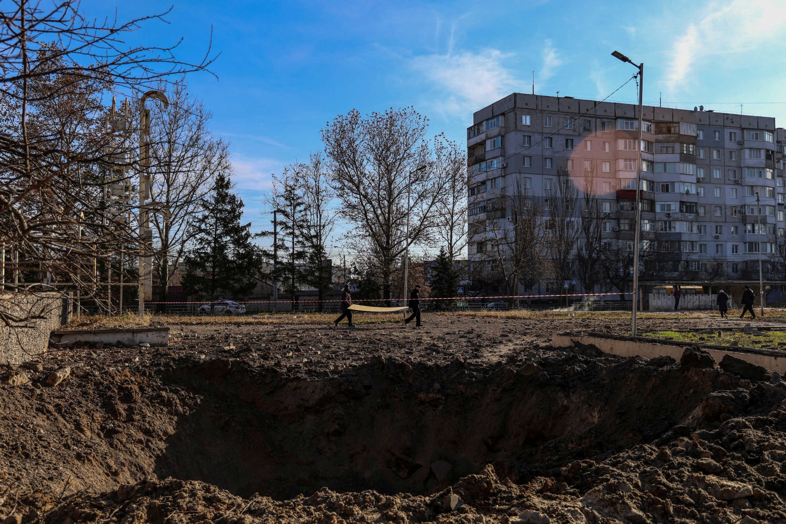 Ουκρανία: Τουλάχιστον 4 νεκροί από νέο ρωσικό βομβαρδισμό στην Χερσώνα