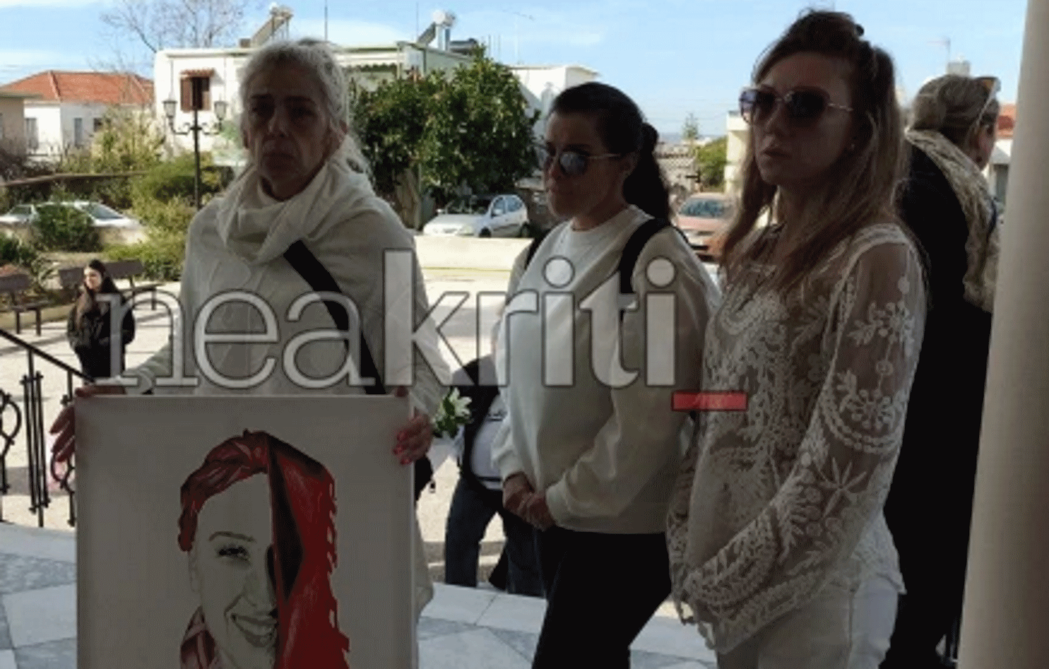 Ραφαέλα Πιτσικάλη: Ντυμένοι στα λευκά για την κηδεία της 21χρονης στα Χανιά