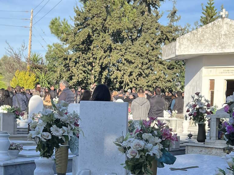 Σπαραγμός στην κηδεία του δίχρονου Νικόλα - Αυλαία στη διπλή τραγωδία που συγκλόνισε την Κρήτη