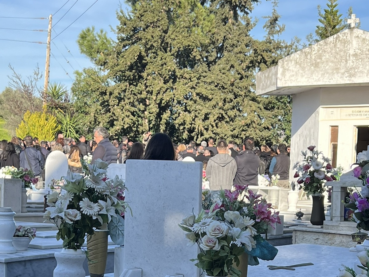 Κρήτη: Σπαραγμός στην κηδεία του δίχρονου Νικόλα που «έσβησε» μετά από τροχαίο – Αυλαία στη διπλή τραγωδία