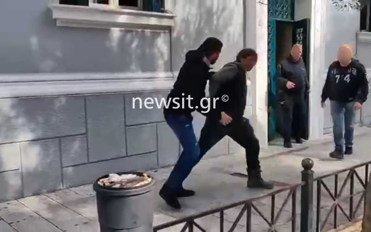 Ορεινή Κορινθία: Ο 45χρονος πατέρας από τα λαγούμια αντιστέκεται μπροστά στην κάμερα βγαίνοντας από τα δικαστήρια