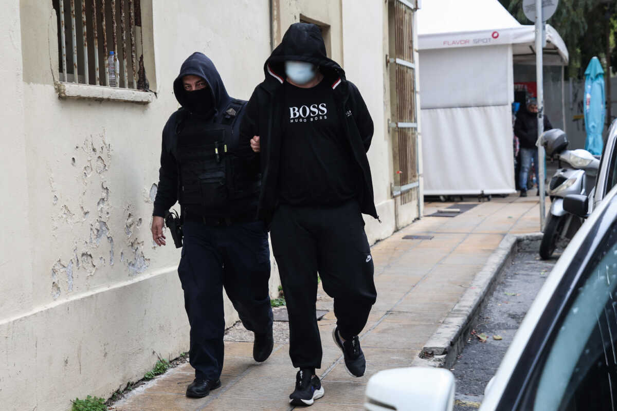 Απολογία στον εισαγγελέα, του 39χρονου που κατηγορείται για την δολοφονία της 29χρονης συντρόφου του στο Ηράκλειο Κρήτης, Σάββατο 17 Φεβρουαρίου 2024. 
(ΣΤΕΦΑΝΟΣ ΡΑΠΑΝΗΣ