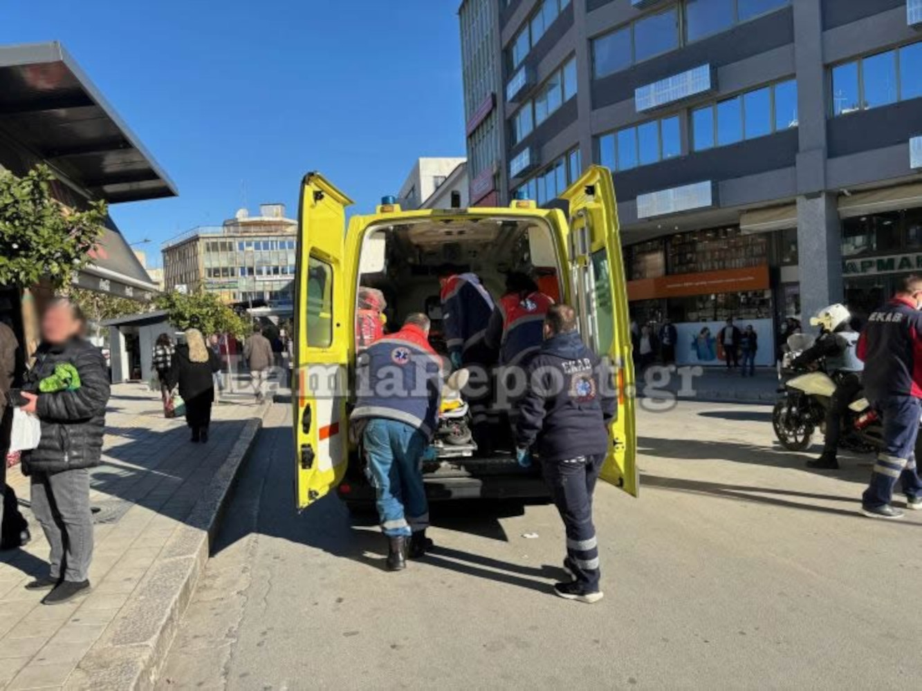 Λαμία: Βανάκι παρέσυρε 87χρονο – Βίντεο από τη στιγμή του τροχαίου