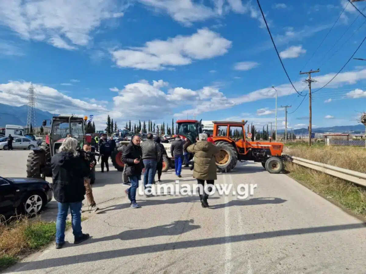 Εντείνουν τα μπλόκα οι αγρότες – Έκλεισαν και τα 2 ρεύματα στην Αθηνών-Λαμίας στο ύψος της Ανθήλης