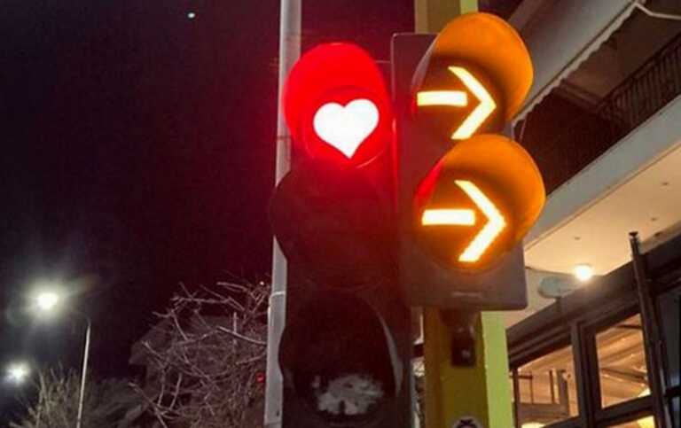 Ερωτευμένο ζευγάρι πίσω από τις viral εικόνες με τις κόκκινες καρδιές στα φανάρια της Λαμίας