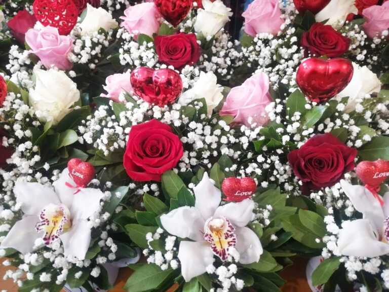Πάνω από 300.000 τριαντάφυλλα στα ανθοπωλεία της Θεσσαλονίκης για τη γιορτή του Αγίου Βαλεντίνου