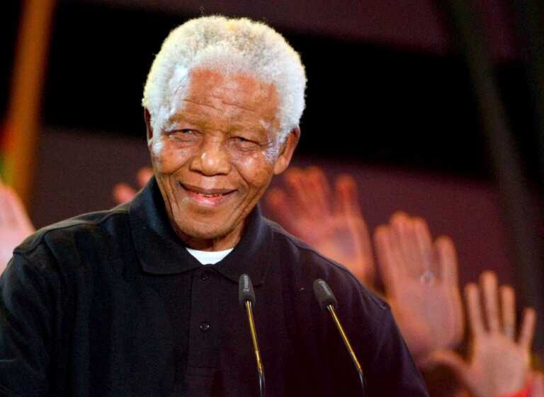 Ο Νέλσον Μαντέλα βγαίνει από τη φυλακή και είναι ελεύθερος μετά από 27 χρόνια