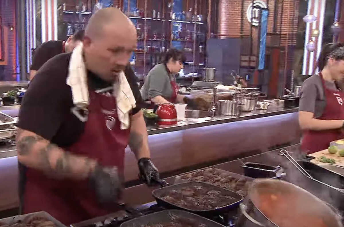 MasterChef 2024: «Όλα πάνε ρολόι, είμαι τέλειος» και έριξε την κατσαρόλα στο πάτωμα