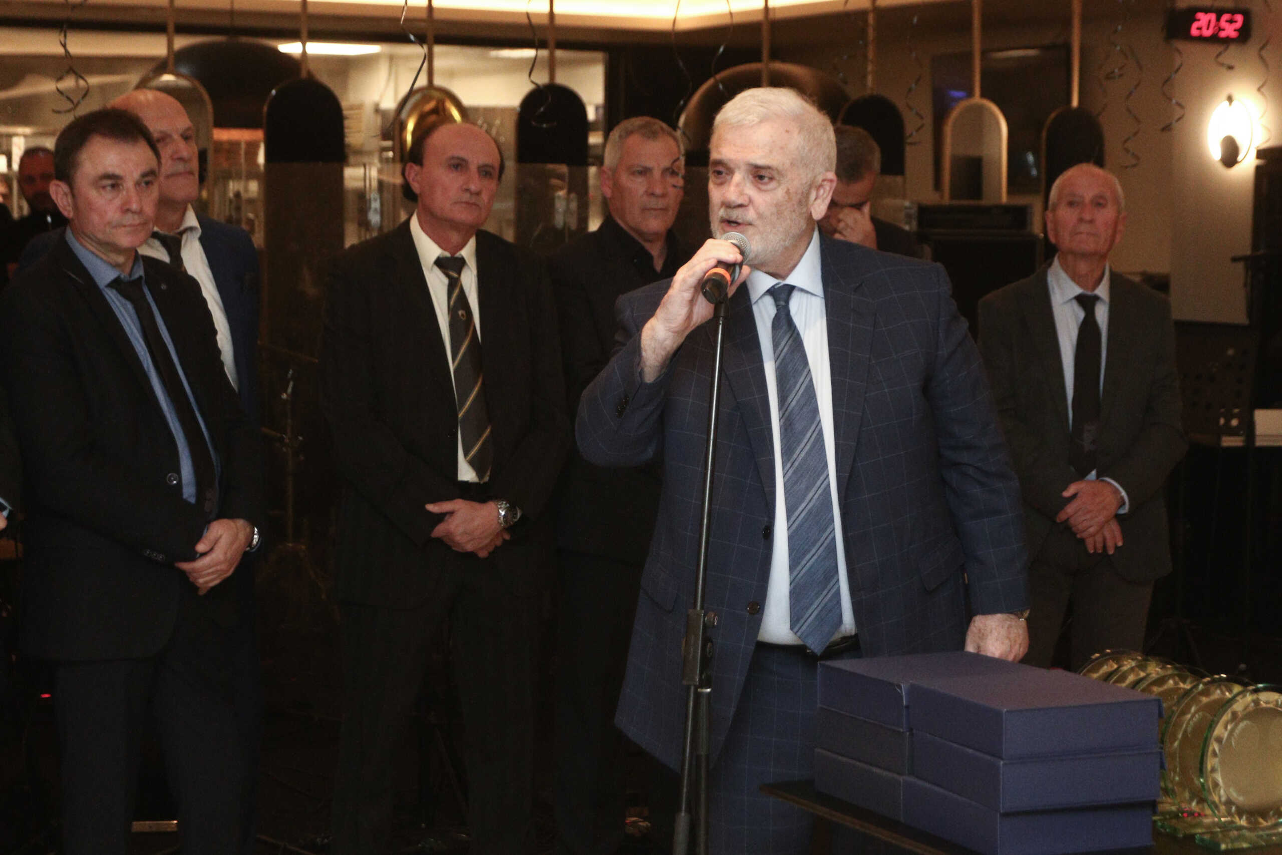 ΕΤΗΣΙΑ ΕΚΔΗΛΩΣΗ ΓΙΑ ΤΗΝ ΚΟΠΗ ΠΙΤΑΣ ΤΩΝ ΠΑΛΑΙΜΑΧΩΝ ΠΟΔΟΣΦΑΙΡΙΣΤΩΝ ΤΗΣ ΑΕΚ (ΧΡΗΣΤΟΣ ΜΠΟΝΗΣ