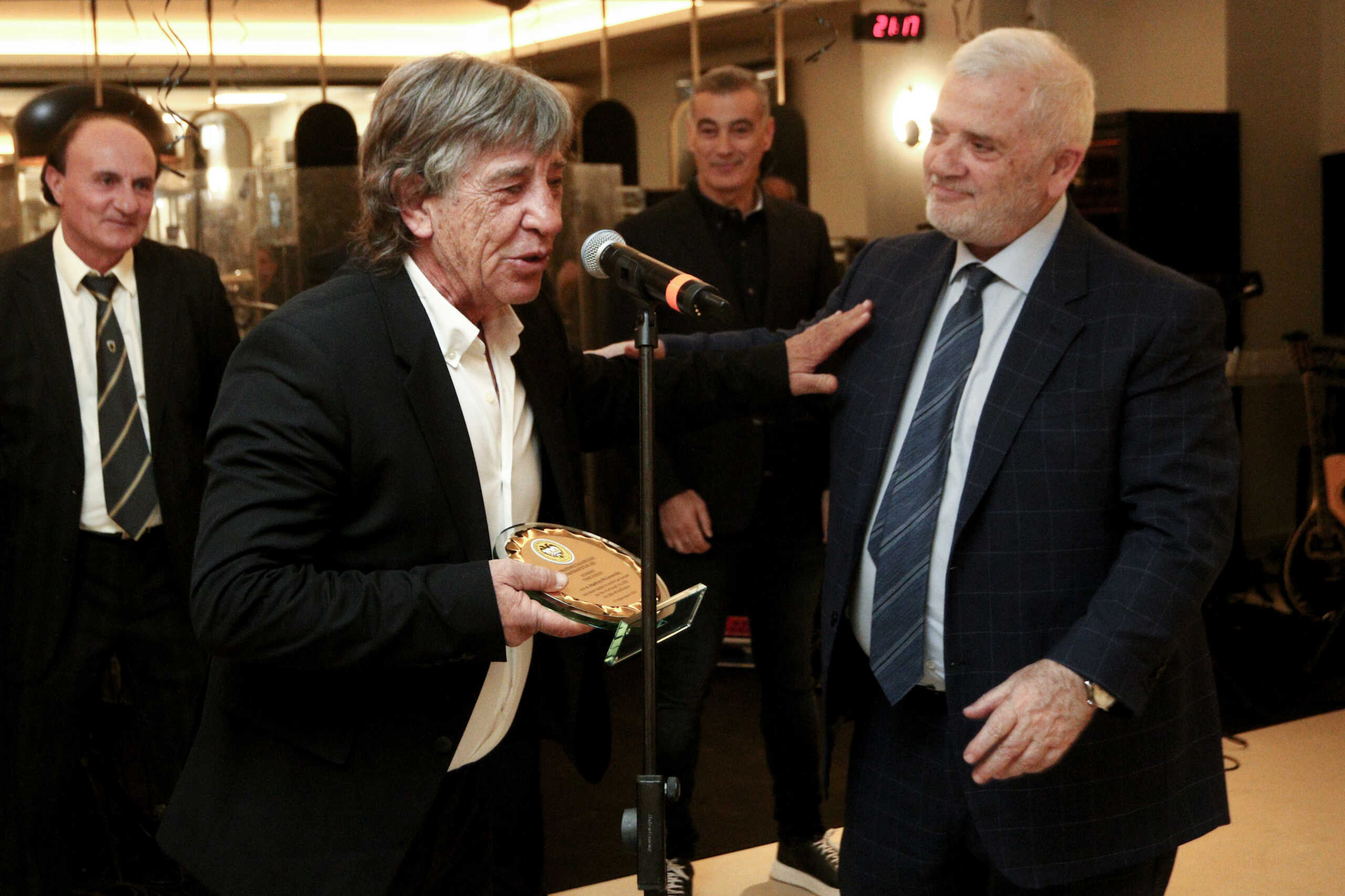 ΕΤΗΣΙΑ ΕΚΔΗΛΩΣΗ ΓΙΑ ΤΗΝ ΚΟΠΗ ΠΙΤΑΣ ΤΩΝ ΠΑΛΑΙΜΑΧΩΝ ΠΟΔΟΣΦΑΙΡΙΣΤΩΝ ΤΗΣ ΑΕΚ (ΧΡΗΣΤΟΣ ΜΠΟΝΗΣ