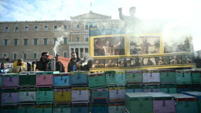 Στο Σύνταγμα οι μελισσοκόμοι – Με καπνιστήρια και πανό η διαμαρτυρία τους