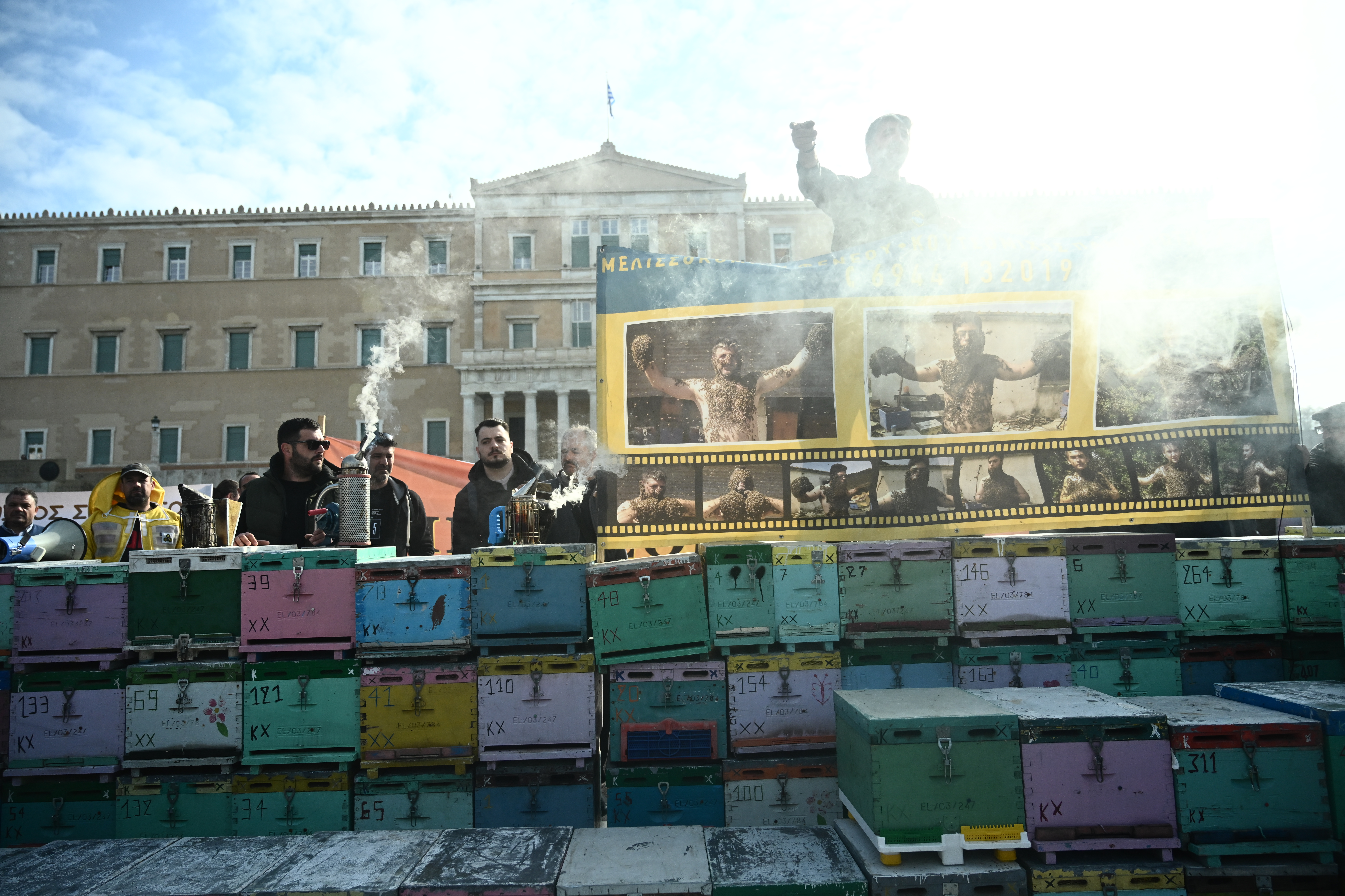 Συλλαλητήριο μελισσοκόμων στην Αθήνα, Πέμπτη 22 Φεβρουαρίου 2024. Οι μελισσοκόμοι ζητούν να αντιμετωπιστούν χρόνια προβλήματα που αφορούν στο υψηλό κόστος παραγωγής και τους ελλιπείς ελέγχους στις παράνομες εισαγωγές και τις ελληνοποιήσεις μελιού, που "γονατίζει" τον κλάδο.
