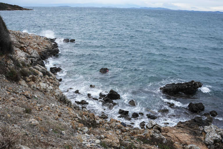 Εντοπίστηκε σκάφος με μετανάστες στα νότια της Κρήτης – Τους περισυνέλεξε εμπορικό πλοίο