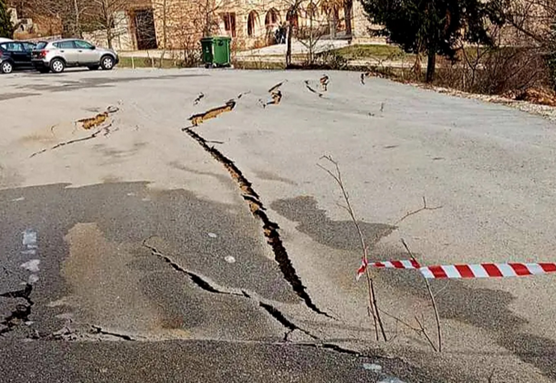 Καλαμπάκα: Δείτε πώς έγινε δρόμος που ασφαλτοστρώθηκε το καλοκαίρι του 2023