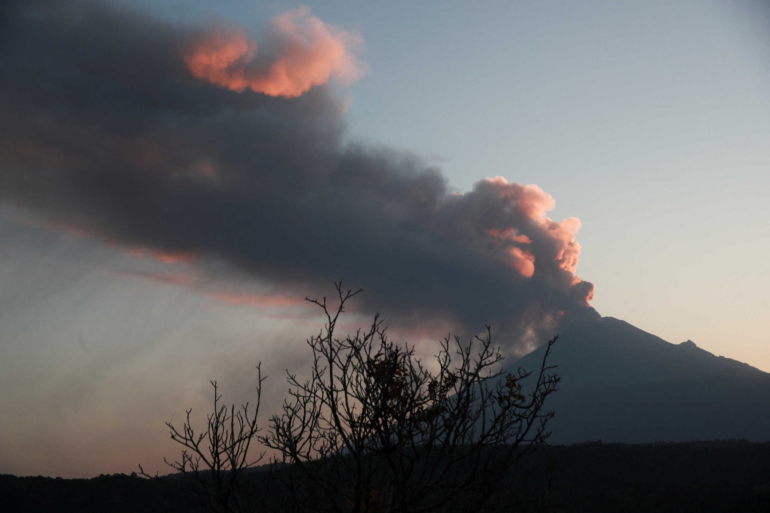 Μεξικό: Η στιγμή που το ηφαίστειο Ποποκατέπετλ «ξυπνά» – Ακυρώθηκαν πτήσεις, συναγερμός στις Αρχές