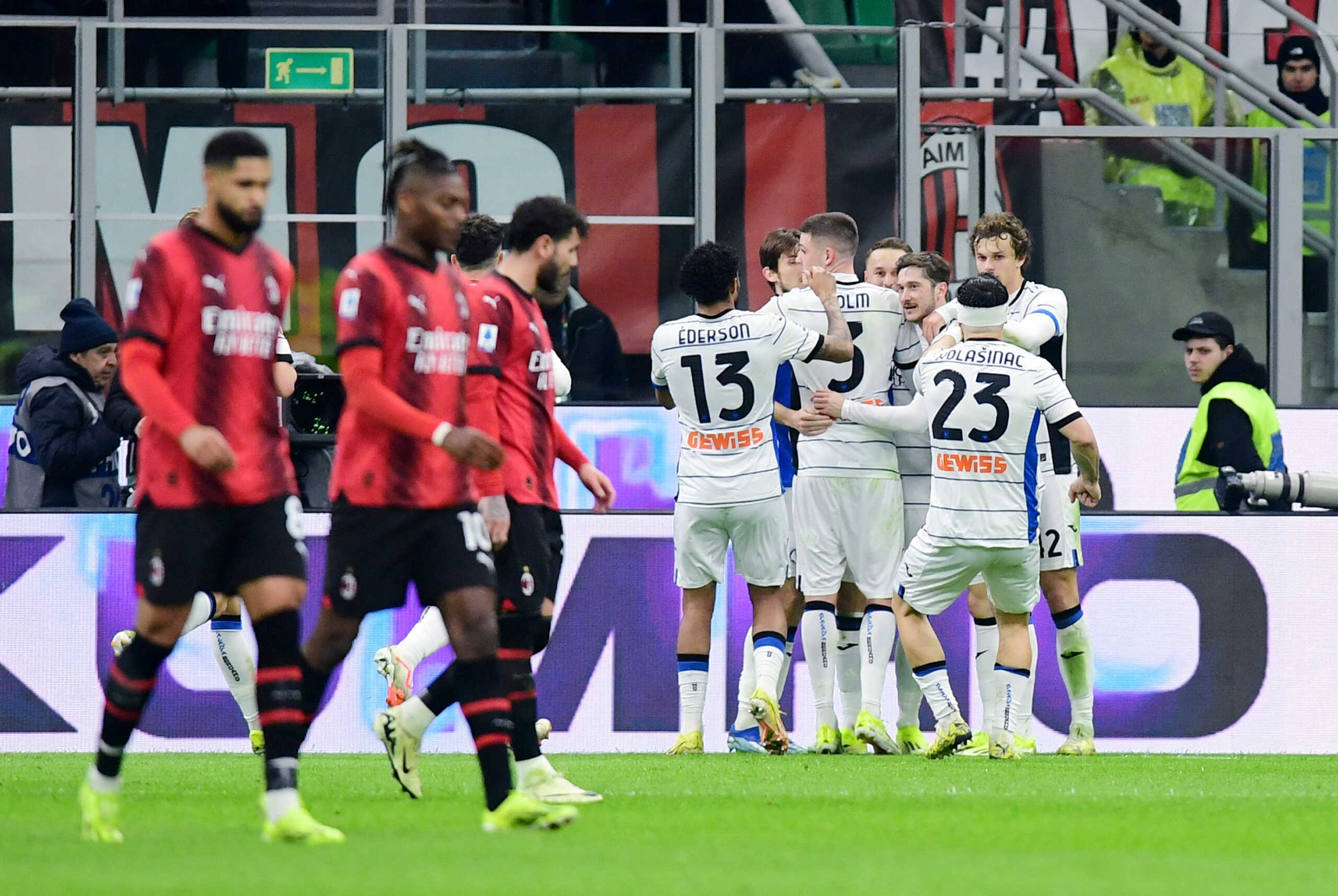 Soccer Football - Serie A - AC Milan v Atalanta - San Siro, Milan, Italy - February 25, 2024  Atalanta's Teun Koopmeiners celebrates scoring their first goal with teammates REUTERS