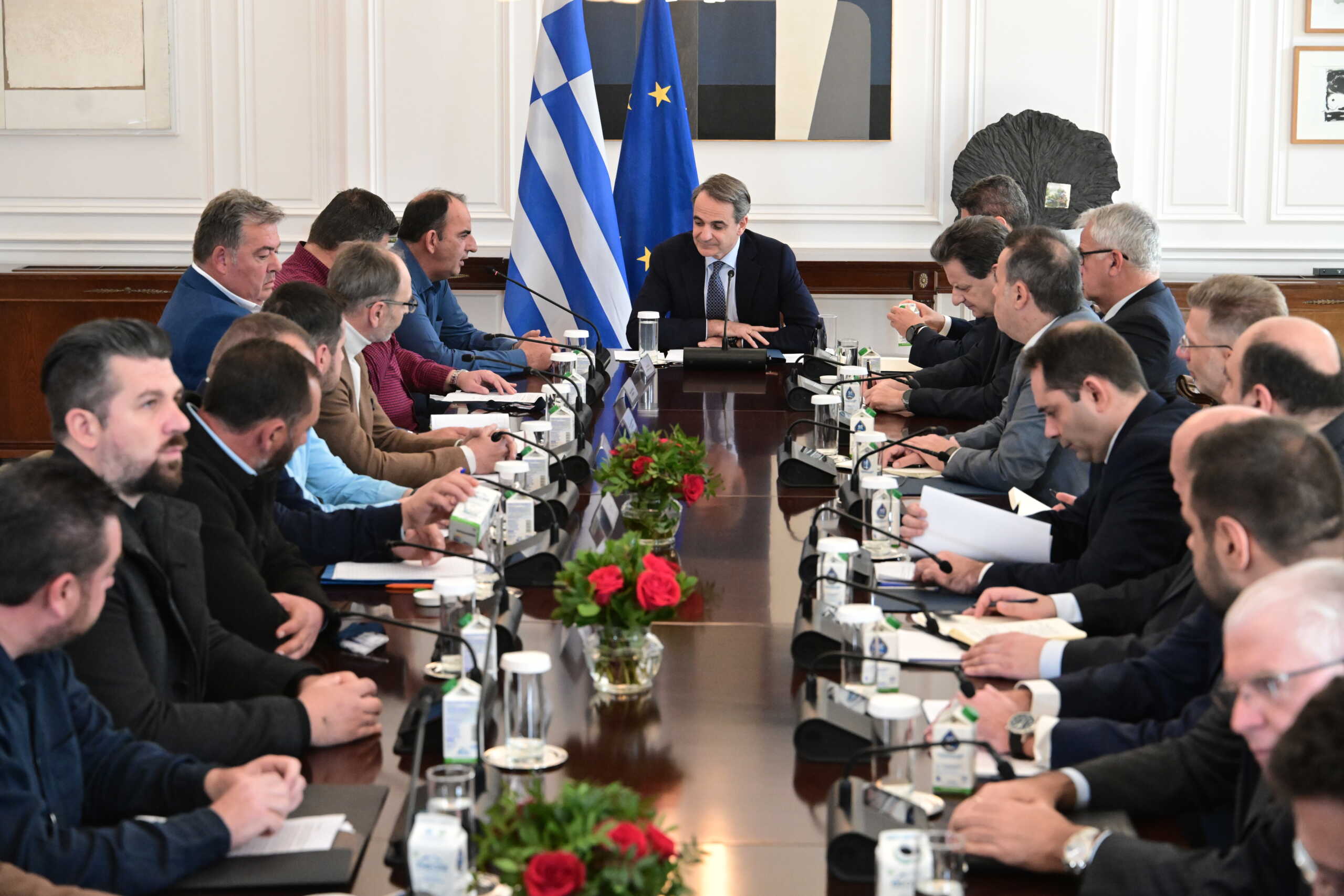 Συνάντηση του Πρωθυπουργού Κυριάκου Μητσοτάκη με δεκαπέντε (15) εκπροσώπους των αγροτικών μπλόκων στο Μέγαρο Μαξίμου, Τρίτη 13 Φεβρουαρίου 2024. Σύμφωνα με τις αποφάσεις του Ενιαίου Συντονιστικού των μπλόκων, στην συνάντηση συμμετείχαν οι, Σωκράτης Αλειφτήρας (Λάρισα), Διαμαντής Διαμαντόπουλος (Σέρρες), Κωνσταντίνος Καναβίδης (Έβρος), Σάββας Κεφαλάς (Λιβαδειά), Νίκος Κούτρας, Χρήστος Λυγδής (Φθιώτιδα), Ρίζος Μαρούδας (Λάρισα), Γιάννης Παναγής (Σέρρες), Χρήστος Πάντζιος (Αλμυρός), Ευάγγελος Παπαγιαννούλης (Κιλελέρ), Γιάννης Σδράλης (Τρίκαλα), Γιώργος Σιδηρόπουλος (Πέλλα), Κώστας Τζέλλας (Καρδίτσα), Χρήστος Τσιπέλης (Ορμύλια Χαλκιδικής) και Κώστας Χατζηπαραδείσης (Λαγκαδάς).  
(ΤΑΤΙΑΝΑ ΜΠΟΛΑΡΗ