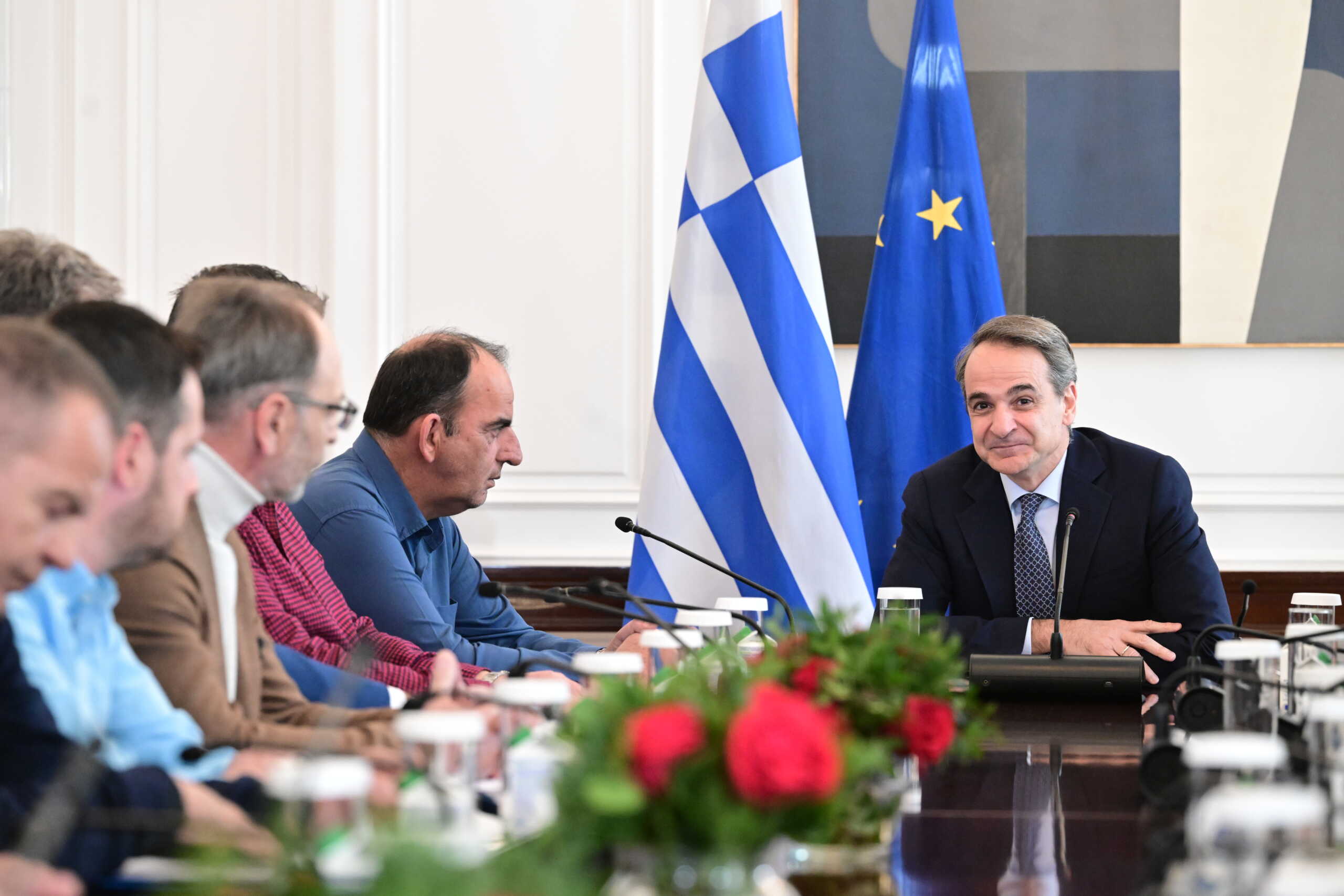 Συνάντηση του Πρωθυπουργού Κυριάκου Μητσοτάκη με δεκαπέντε (15) εκπροσώπους των αγροτικών μπλόκων στο Μέγαρο Μαξίμου, Τρίτη 13 Φεβρουαρίου 2024. Σύμφωνα με τις αποφάσεις του Ενιαίου Συντονιστικού των μπλόκων, στην συνάντηση συμμετείχαν οι, Σωκράτης Αλειφτήρας (Λάρισα), Διαμαντής Διαμαντόπουλος (Σέρρες), Κωνσταντίνος Καναβίδης (Έβρος), Σάββας Κεφαλάς (Λιβαδειά), Νίκος Κούτρας, Χρήστος Λυγδής (Φθιώτιδα), Ρίζος Μαρούδας (Λάρισα), Γιάννης Παναγής (Σέρρες), Χρήστος Πάντζιος (Αλμυρός), Ευάγγελος Παπαγιαννούλης (Κιλελέρ), Γιάννης Σδράλης (Τρίκαλα), Γιώργος Σιδηρόπουλος (Πέλλα), Κώστας Τζέλλας (Καρδίτσα), Χρήστος Τσιπέλης (Ορμύλια Χαλκιδικής) και Κώστας Χατζηπαραδείσης (Λαγκαδάς).  
(ΤΑΤΙΑΝΑ ΜΠΟΛΑΡΗ