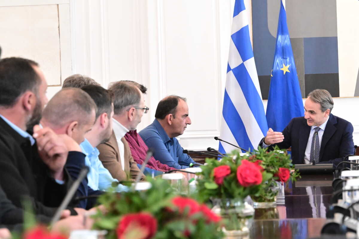 Συνάντηση του Πρωθυπουργού Κυριάκου Μητσοτάκη με δεκαπέντε (15) εκπροσώπους των αγροτικών μπλόκων στο Μέγαρο Μαξίμου, Τρίτη 13 Φεβρουαρίου 2024. Σύμφωνα με τις αποφάσεις του Ενιαίου Συντονιστικού των μπλόκων, στην συνάντηση συμμετείχαν οι, Σωκράτης Αλειφτήρας (Λάρισα), Διαμαντής Διαμαντόπουλος (Σέρρες), Κωνσταντίνος Καναβίδης (Έβρος), Σάββας Κεφαλάς (Λιβαδειά), Νίκος Κούτρας, Χρήστος Λυγδής (Φθιώτιδα), Ρίζος Μαρούδας (Λάρισα), Γιάννης Παναγής (Σέρρες), Χρήστος Πάντζιος (Αλμυρός), Ευάγγελος Παπαγιαννούλης (Κιλελέρ), Γιάννης Σδράλης (Τρίκαλα), Γιώργος Σιδηρόπουλος (Πέλλα), Κώστας Τζέλλας (Καρδίτσα), Χρήστος Τσιπέλης (Ορμύλια Χαλκιδικής) και Κώστας Χατζηπαραδείσης (Λαγκαδάς).  
(ΤΑΤΙΑΝΑ ΜΠΟΛΑΡΗ