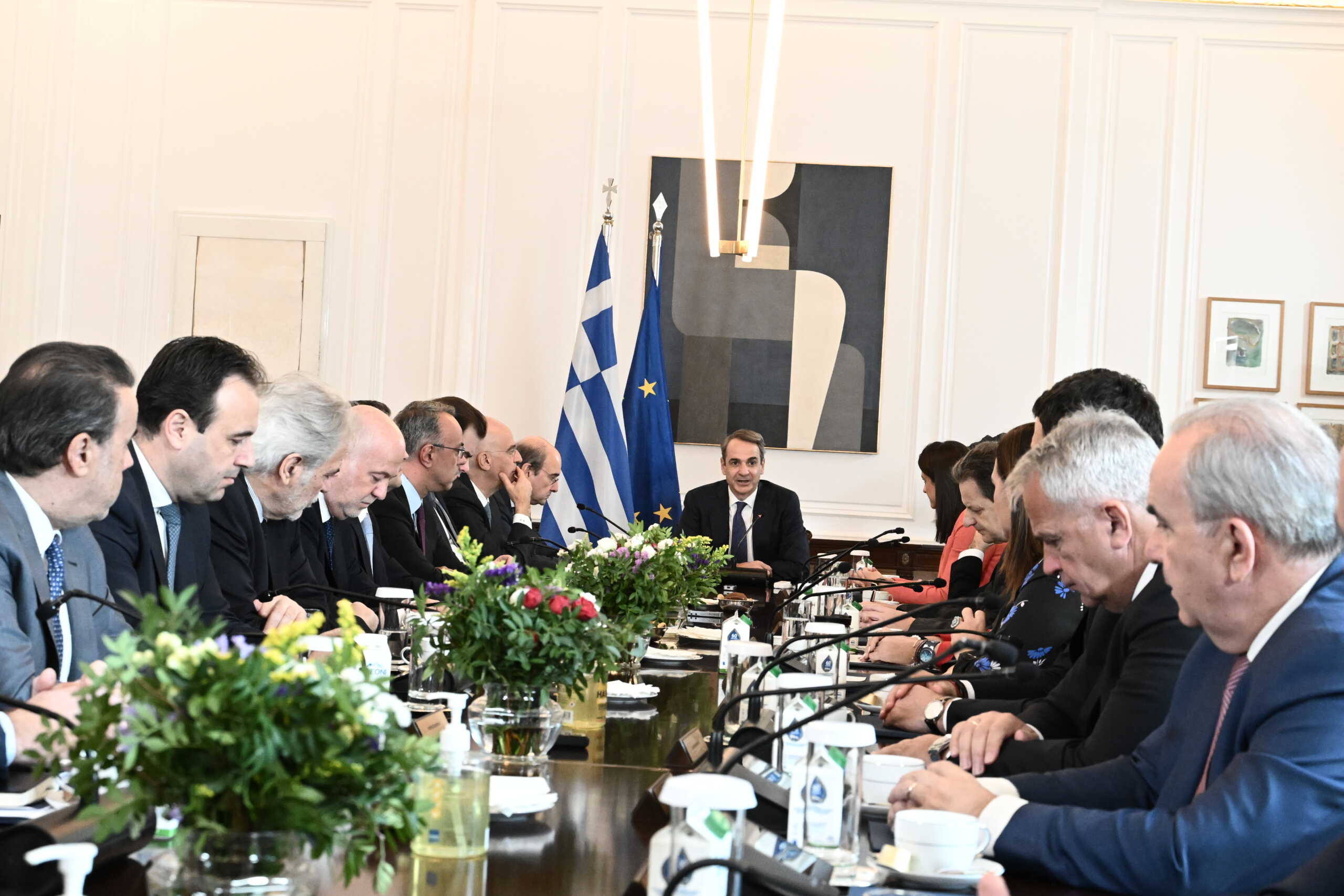 Συνεδρίαση του Υπουργικού Συμβουλίου υπό τον Πρωθυπουργό Κυριάκο Μητσοτάκη, Τετάρτη 24 Ιανουαρίου 2024. Στην συνεδρίαση του Υπουργικού Συμβουλίου παρουσιάστηκε και το νομοσχέδιο για τον γάμο των ομόφυλων ζευγαριών, με φόντο και τη συνεδρίαση της Ιεράς Συνόδου της Εκκλησίας της Ελλάδας, η οποία εξέφρασε την αντίθεσή της σε όσα προβλέπει το προωθούμενο νομοσχέδιο. Εκτός από το νομοσχέδιο για την ισότητα στον γάμο, ο υπουργός Δικαιοσύνης, Γιώργος Φλωρίδης, παρουσίασε το νομοσχέδιο για τον δικαστικό χάρτη. Επίσης ο υπουργός Εξωτερικών, Γιώργος Γεραπετρίτης, παρουσίασε το Στρατηγικό Σχέδιο για τον Απόδημο Ελληνισμό και ο υπουργός Ψηφιακής Διακυβέρνησης, Δημήτρης Παπαστεργίου, το νομοσχέδιο για τα μέτρα εφαρμογής του Κανονισμού (ΕΕ) 2022
(ΤΑΤΙΑΝΑ ΜΠΟΛΑΡΗ