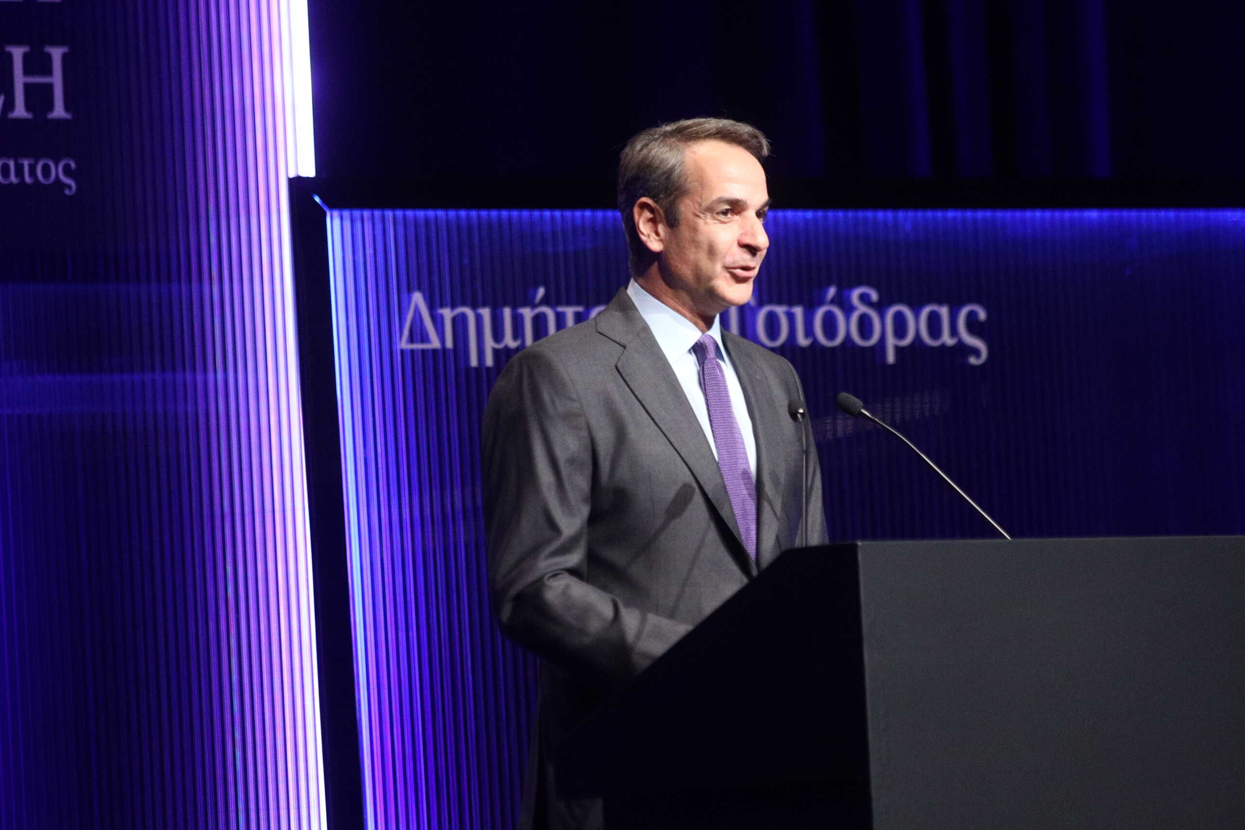 Ομιλία του πρωθυπουργού Κυριάκου Μητσοτάκη στην παρουσίαση του βιβλίου του Δημήτρη Τσιόδρα, "Ευρωπαϊκή Ενοποίηση, Οι περιπέτειες ενός οράματος", στο Μέγαρο Μουσικής Αθηνών, Δευτέρα 5 Φεβρουαρίου 2024. Μετά την ομιλία του Πρωθυπουργού ακολούθησε συζήτηση με τη συμμετοχή των πρώην Επιτρόπων της Ελλάδας στην ΕΕ, Δημήτρη Αβραμόπουλου, Μαρίας Δαμανάκη, Σταύρου Δήμα και Άννας Διαμαντοπούλου. Παρέμβαση θα πραγματοποίησε ο Πρόεδρος της Κοινοβουλευτικής Συνέλευσης του Συμβουλίου της Ευρώπης Θεόδωρος Ρουσόπουλος. Ο Δημήτρης Τσιόδρας, διευθυντής του Γραφείου Τύπου του πρωθυπουργού, με σπουδές στις πολιτικές επιστήμες και στις διεθνείς σχέσεις, έχει πίσω του μια μακρά διαδρομή στη δημοσιογραφία με θητεία δεκαετιών στο πολιτικό ρεπορτάζ των εφημερίδων, του ραδιοφώνου και της τηλεόρασης.
(ΓΙΑΝΝΗΣ ΠΑΝΑΓΟΠΟΥΛΟΣ