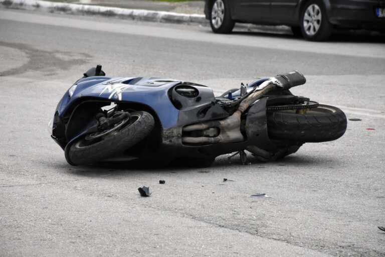 Δύο σοβαρά τραυματίες σε τροχαίο με μοτοσικλέτα να πέφτει πάνω σε 90χρονο πεζό έξω από την Άρτα