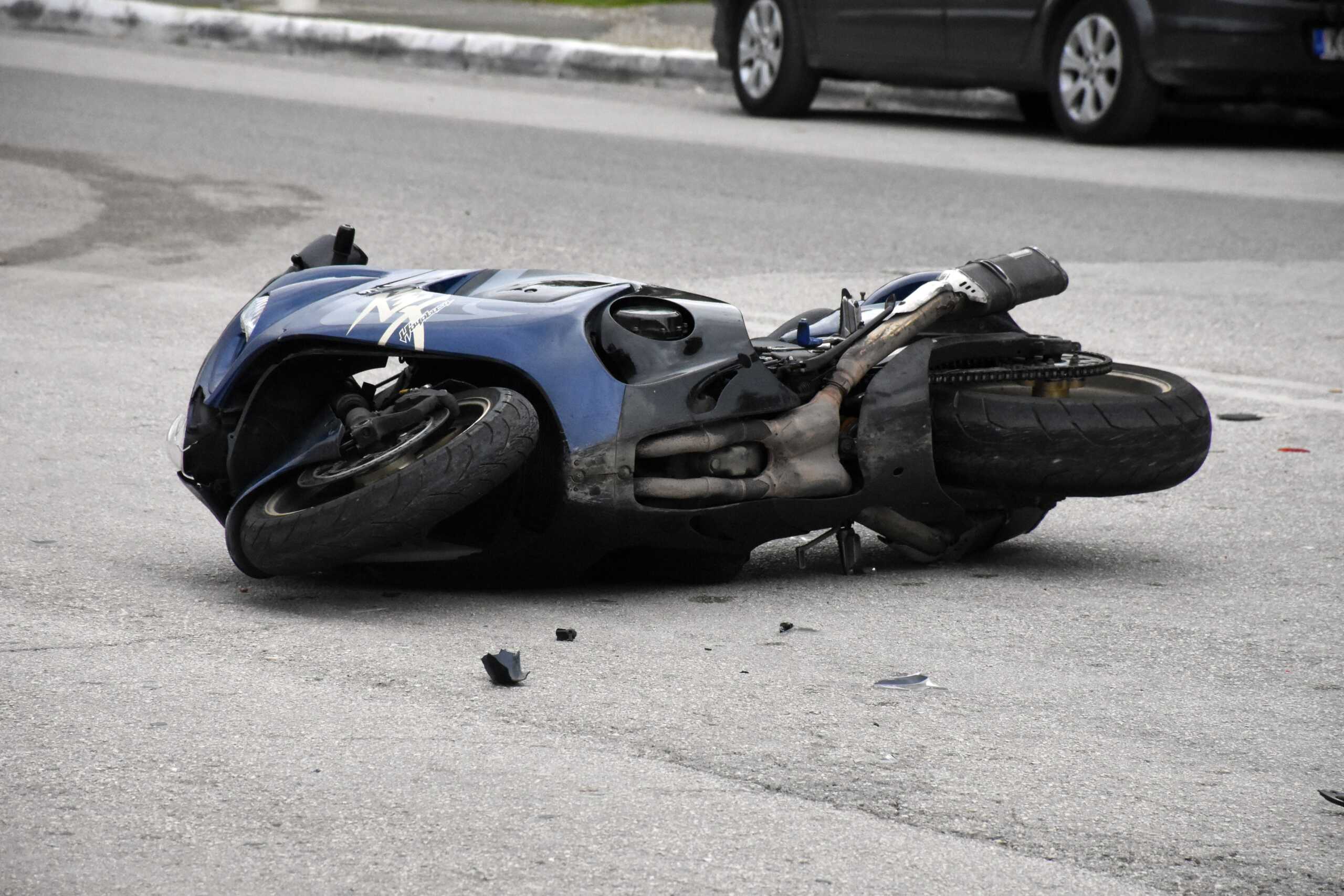 ΝΑΥΠΛΙΟ - Τροχαίο ατύχημα σημειώθηκε το μεσημέρι της Κυριακής στην οδό 25ης Μαρτίου στο Ναύπλιο. Μοτοσυκλέτα συγκρούστηκε με διερχόμενο ΙΧ επιβατικό με αποτέλεσμα τον τραυματισμό του οδηγού της μηχανής. Στο σημείο έσπευσαν ασθενοφόρο του ΕΚΑΒ και αστυνομία. Έρευνες για τα αίτια του ατυχήματος κάνει η Τροχαία Ναυπλίου. (Eurokinissi-Βασίλης Παπαδόπουλος)