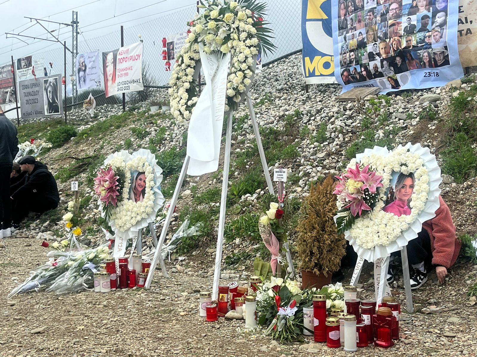 Τέμπη: «Αγάπες μου, πού είστε;» – Ραγίζουν καρδιές στο μνημόσυνο για τα θύματα της εθνικής τραγωδίας