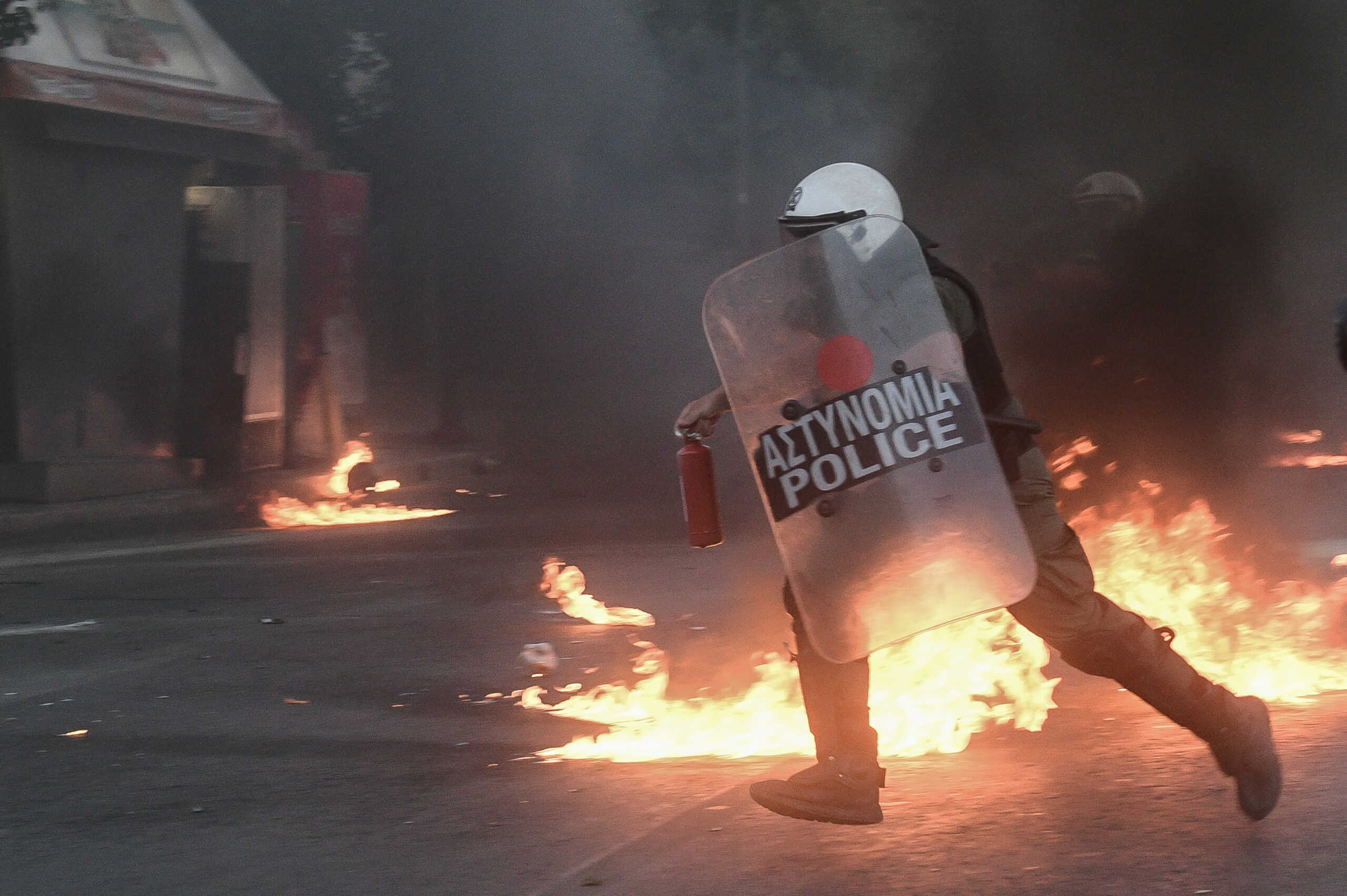 Εξάρχεια: Πέταξαν μολότοφ σε διμοιρία των ΜΑΤ – Εννιά προσαγωγές