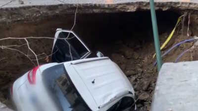 Ιταλία: Άνοιξε ο δρόμος και «κατάπιε» δυο αυτοκίνητα – Απίστευτο περιστατικό στη Νάπολη