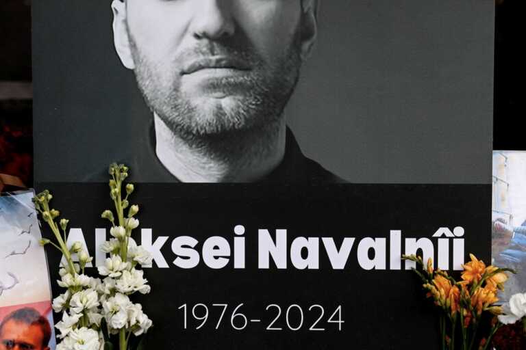 Ο Ναβάλνι έμεινε για 2,5 ώρες στο ψύχος και τον σκότωσαν με μια γροθιά στην καρδιά, σήμα κατατεθέν της KGB, λέει ακτιβιστής