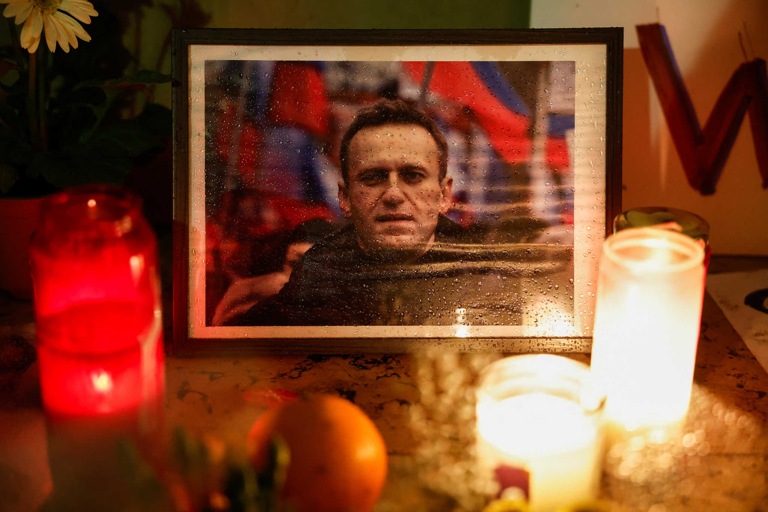 Candles burn as people attend a vigil following the death of Russian opposition leader Alexei Navalny, at the Trocadero near the Eiffel Tower in Paris, France, February 19, 2024. REUTERS