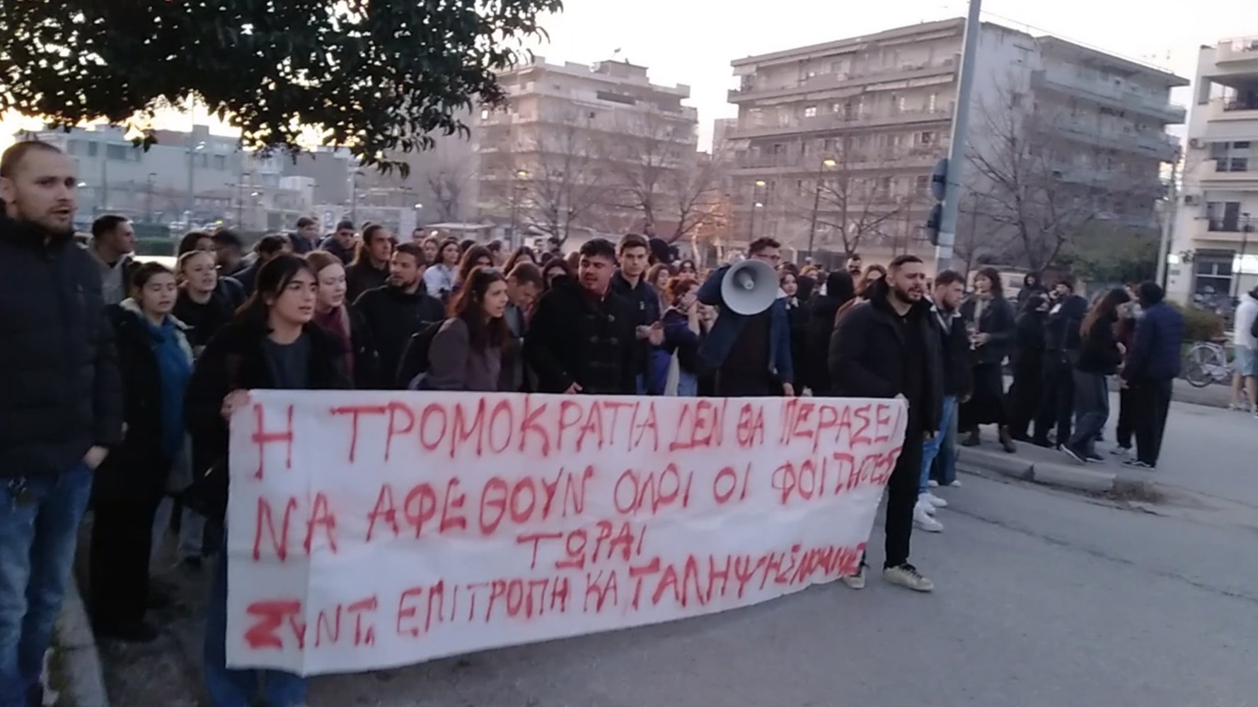 Κομοτηνή: Φοιτητές έξω από το Αστυνομικό Μέγαρο μετά τις προσαγωγές στην Νομική – ΚΝΕ: Ο αυταρχισμός θα πέσει στο κενό