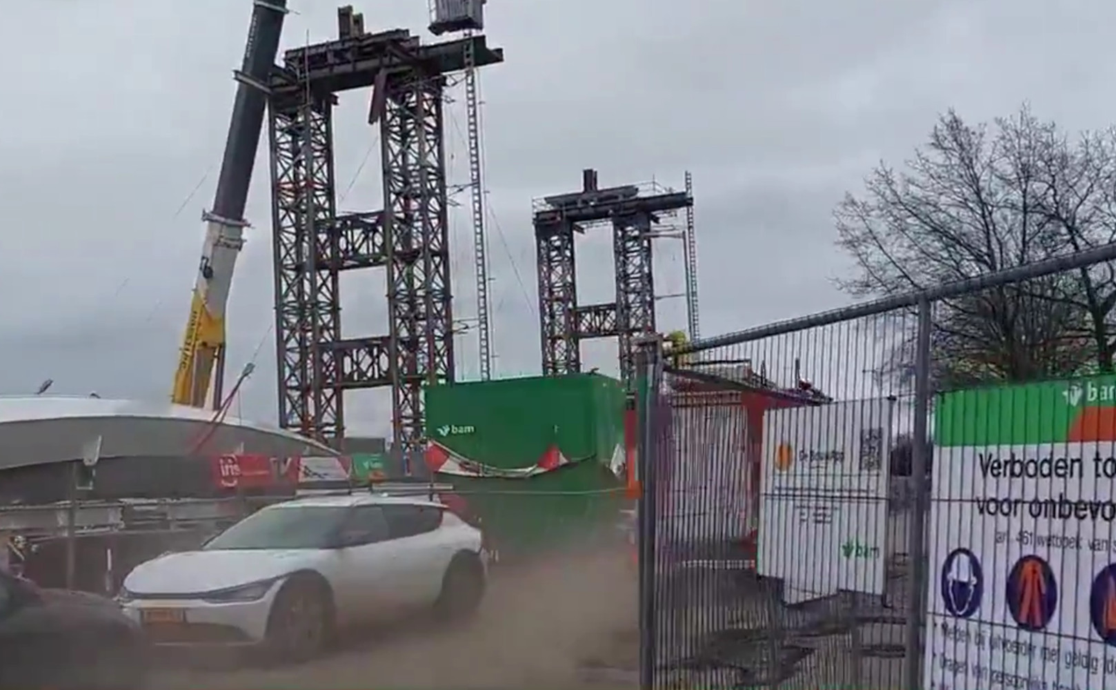 Ολλανδία: Κατέρρευσε γέφυρα υπό κατασκευή, τουλάχιστον 2 νεκροί