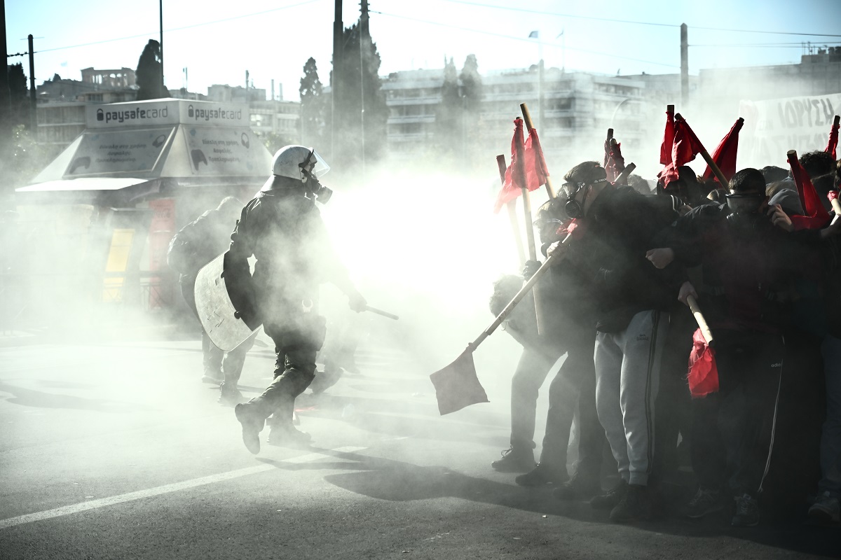 Επεισόδια στο πανεκπαιδευτικό συλλαλητήριο, κατά των μη κρατικών πανεπιστημίων, με τη συμμετοχή φοιτητών, μαθητών, δασκάλων και καθηγητών στην Αθήνα, ενάντια στο νομοσχέδιο της κυβέρνησης για την ίδρυση ιδιωτικών πανεπιστημίων, Πέμπτη 1 Φεβρουαρίου 2024. 
(ΚΩΣΤΑΣ ΤΖΟΥΜΑΣ