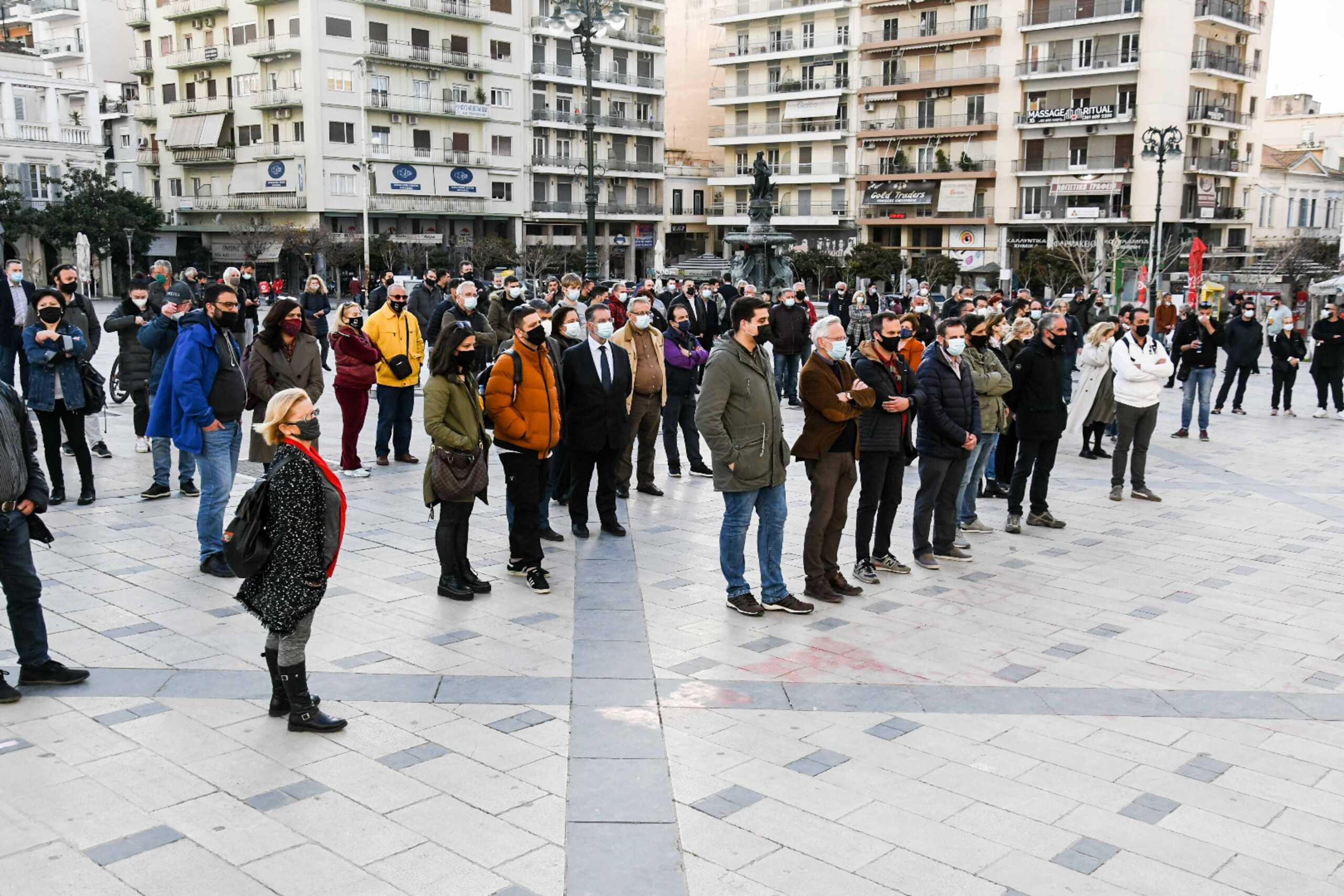 Πάτρα: Συγκέντρωση διαμαρτυρίας από τον δήμο με μηνύματα στην κυβέρνηση