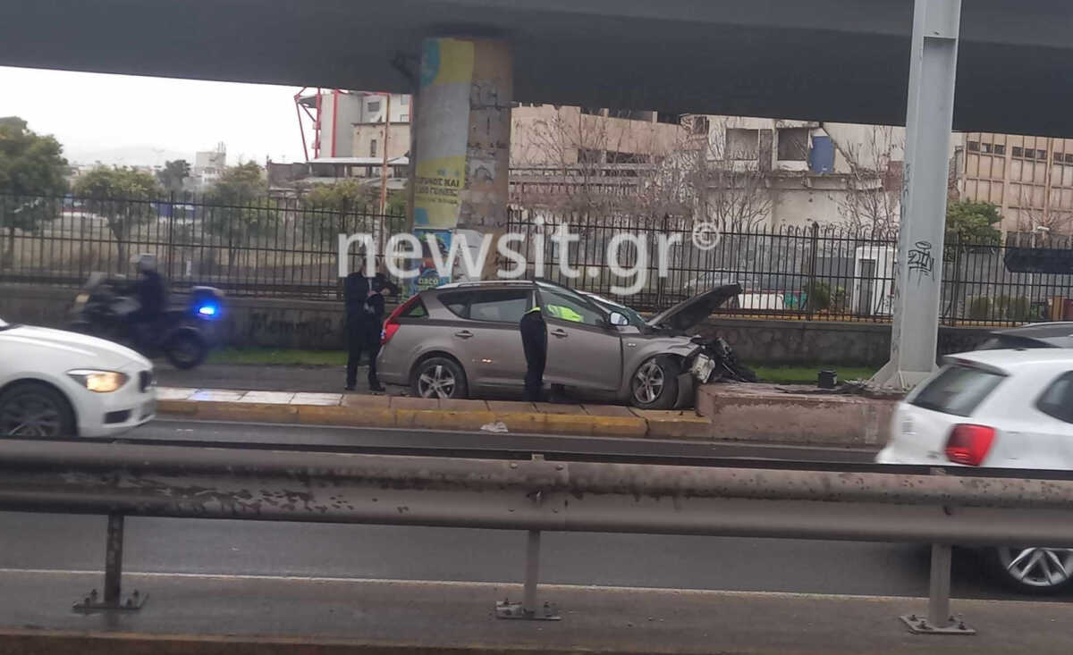 Πειραιάς: Νεκρός ο οδηγός του αυτοκινήτου που καρφώθηκε σε κολόνα