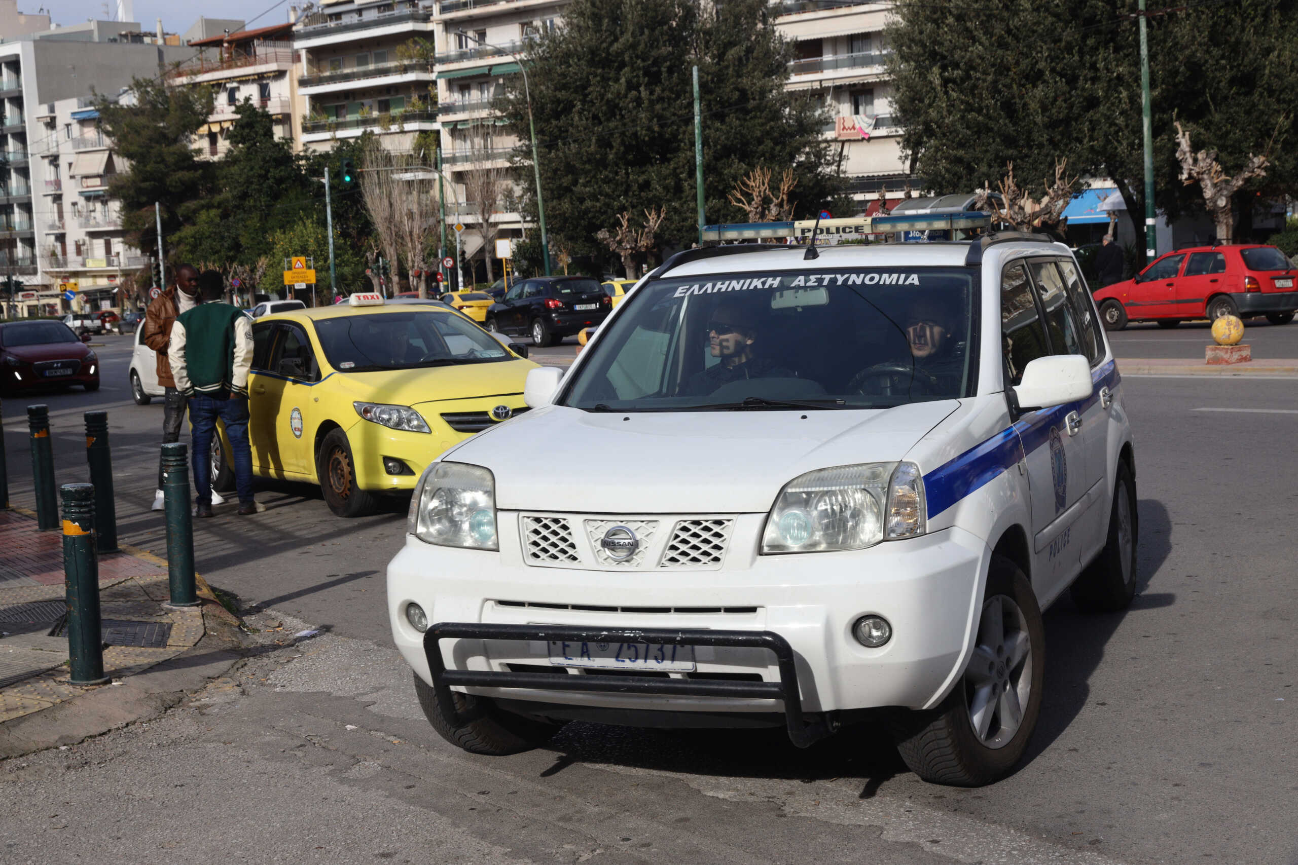 Απολογία στον εισαγγελέα των τεσσάρων συλληφθέντων από την Δίωξη Εκβιαστών και κατηγορούνται για τα -κατά περίπτωση- αδικήματα της κατασκευής και κατοχής εκρηκτικών και εμπρηστικών υλών και για παράβαση των νόμων περί όπλων και ναρκωτικών, Σάββατο 10 Φεβρουαρίου 2023. 
(ΓΙΑΝΝΗΣ ΠΑΝΑΓΟΠΟΥΛΟΣ